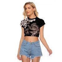 Hawaiian Lei Day Raglan Cropped T Shirt Plumeria and Turtle with Polynesian Tribal Pattern Grayscale Color LT03 Female Black - Polynesian Pride