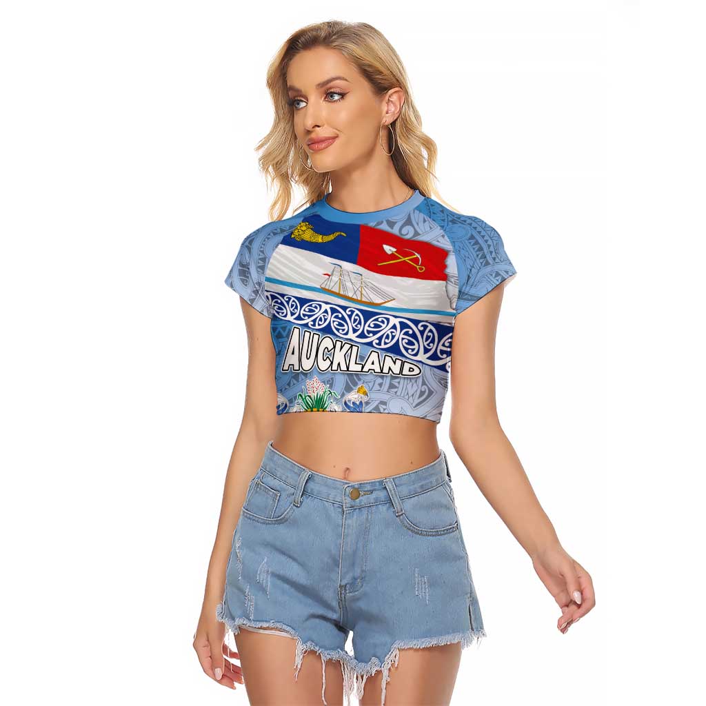 New Zealand Auckland Raglan Cropped T Shirt Auckland's Flag and Coat of Arms - Koru Art Maori Pattern