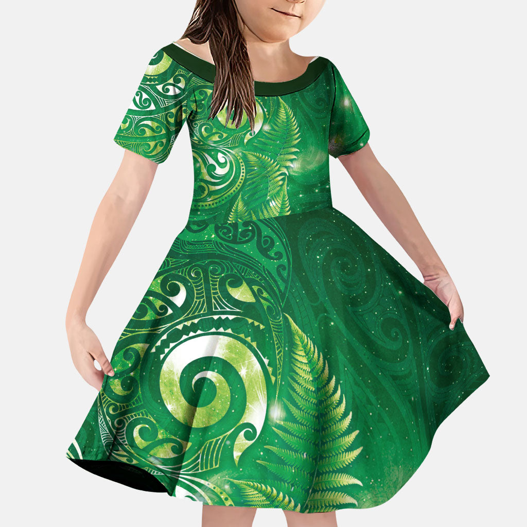 Aotearoa New Zealand New Year Family Matching Off Shoulder Maxi Dress and Hawaiian Shirt Tribal Koru Tattoo Green Galaxy Maori Silver Fern LT03 Daughter's Dress Green - Polynesian Pride