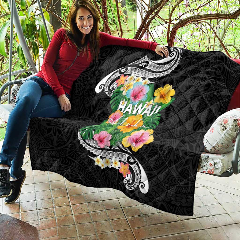 Hawaii Aloha Tropical Leaves and Flower Quilt with Polynesian Art Tattoo Black Color - Polynesian Pride