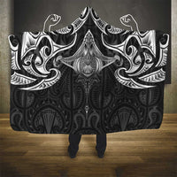 New Zealand Aotearoa Hooded Blanket Maori Manta Ray Moko Black - Polynesian Pride