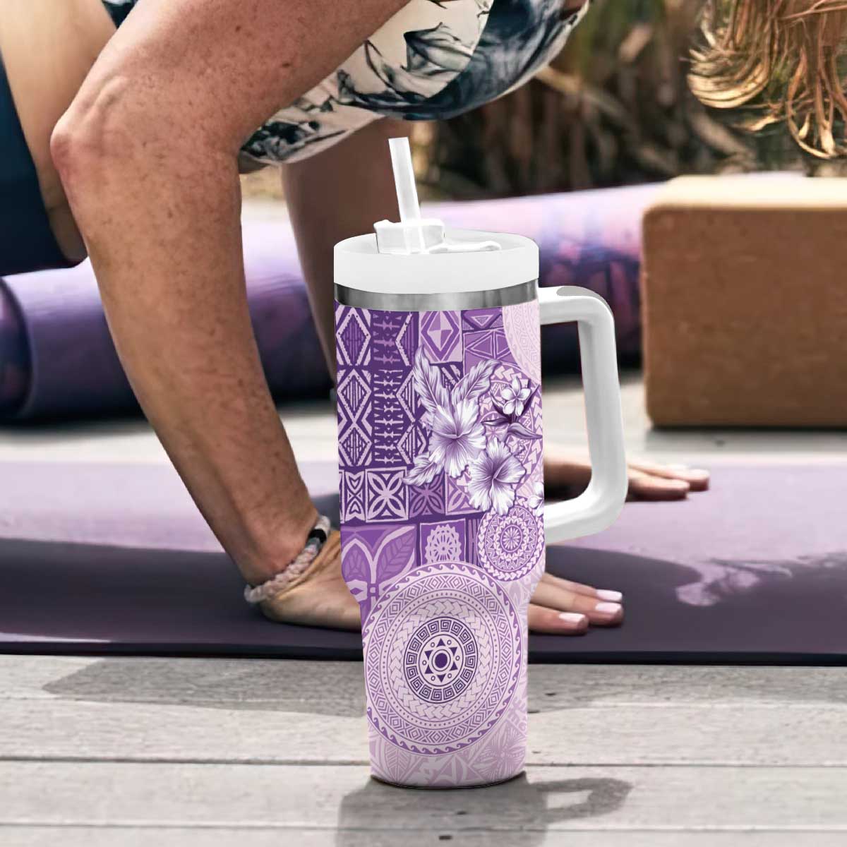 Hawaii Tapa Pattern With Violet Hibiscus Tumbler With Handle