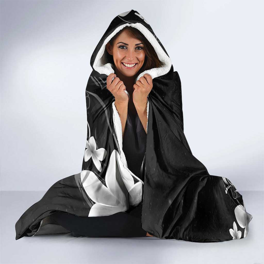 Hawaii Honu Hooded Blanket Polynesian Curves Plumeria Grayscale - Polynesian Pride