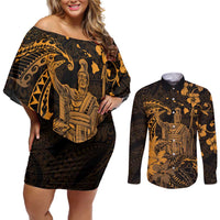 Hawaii King Kamehameha Day Couples Matching Off Shoulder Short Dress and Long Sleeve Button Shirt Polynesian Pattern Mix Hibiscus Gold