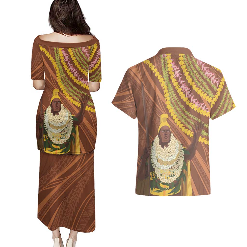 Hawaii King Kamehameha Couples Matching Puletasi and Hawaiian Shirt Hawaiian Kakau Pattern With Leis