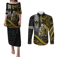Hawaii Kuhio The Citizen Prince Couples Matching Puletasi and Long Sleeve Button Shirt Gold Polynesian Tribal Tattoo