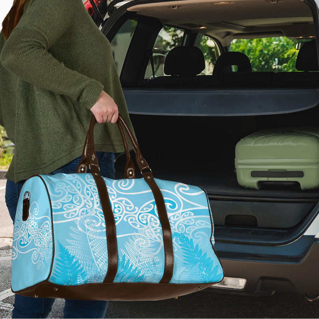 Aotearoa Maori Koru Curves Travel Bag Silver Ferns - Turquoise