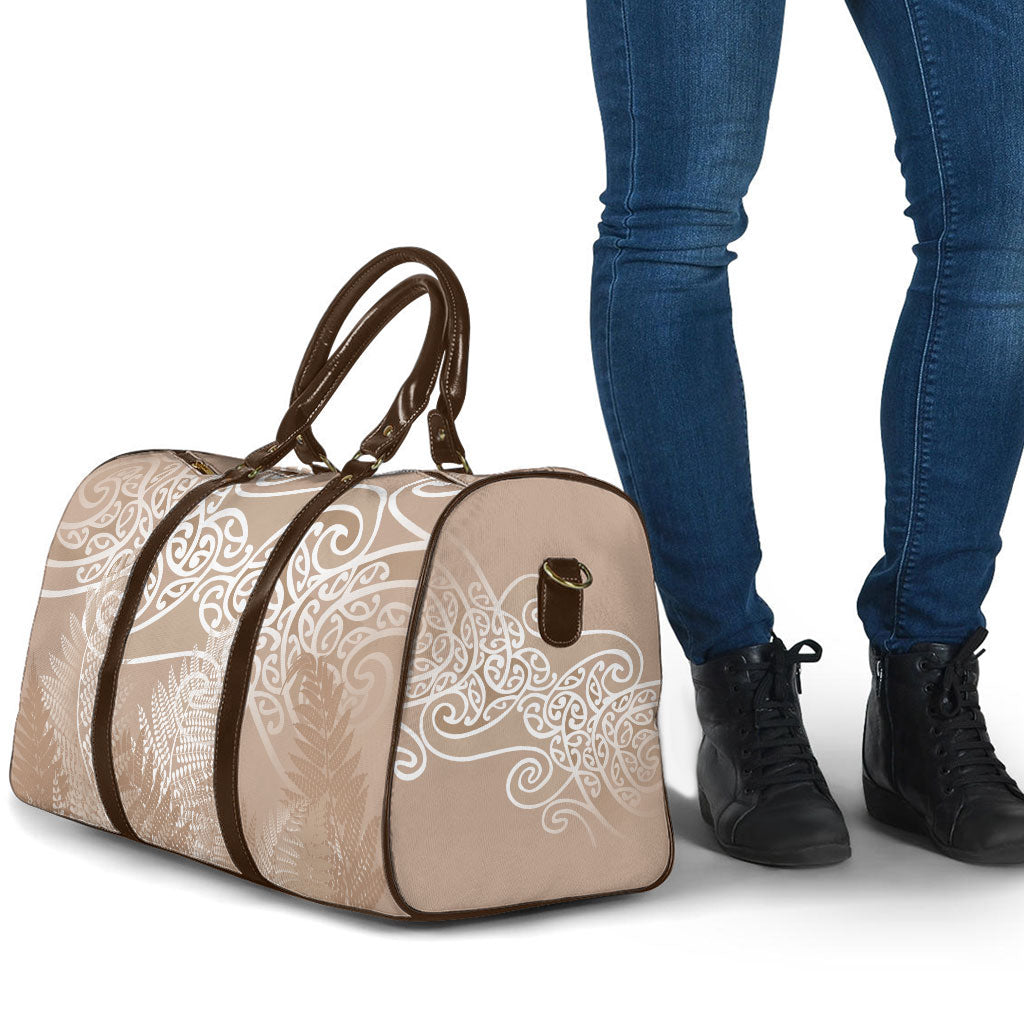 Aotearoa Maori Koru Curves Travel Bag Silver Ferns - Mocha