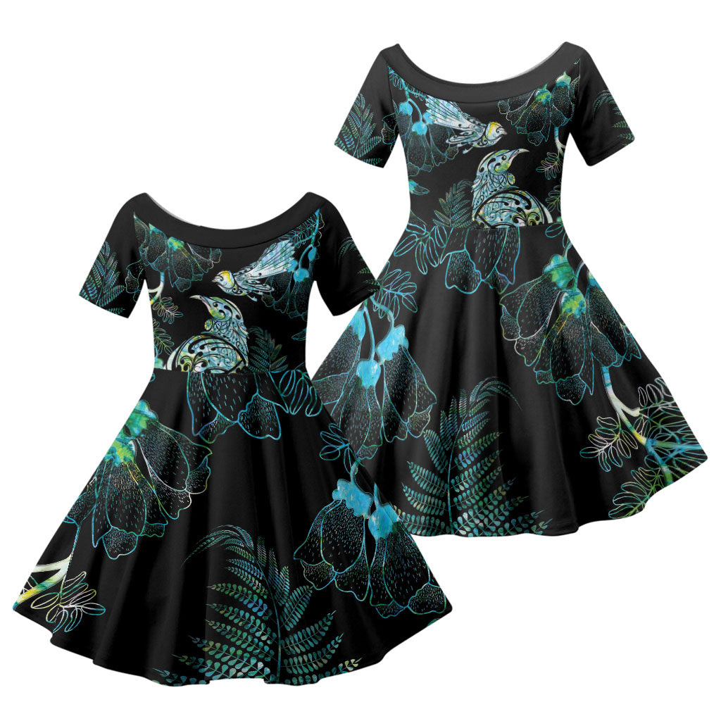 Aotearoa Maori Mahuru Family Matching Off Shoulder Maxi Dress and Hawaiian Shirt Spring Time - Paua Shell Green LT7 Daughter's Dress Black - Polynesian Pride