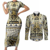 Aotearoa Iwi Ngati Whatua Couples Matching Short Sleeve Bodycon Dress and Long Sleeve Button Shirt Maori Wharenui House Tribal Pattern LT9 Gold - Polynesian Pride