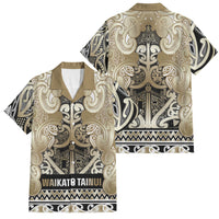 Aotearoa Iwi Waikato Tainui Family Matching Puletasi and Hawaiian Shirt Maori Wharenui House Tribal Pattern LT9 Dad's Shirt - Short Sleeve Light Gold - Polynesian Pride