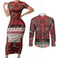 Aotearoa Iwi Tuhoe Couples Matching Short Sleeve Bodycon Dress and Long Sleeve Button Shirt Maori Wharenui House Tribal Pattern LT9 Green Red - Polynesian Pride