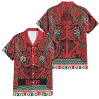 Aotearoa Iwi Tuhoe Family Matching Off Shoulder Maxi Dress and Hawaiian Shirt Maori Wharenui House Tribal Pattern LT9 Dad's Shirt - Short Sleeve Green Red - Polynesian Pride