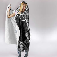 Te Reo Maori Tiki Inspired Art Hooded Blanket