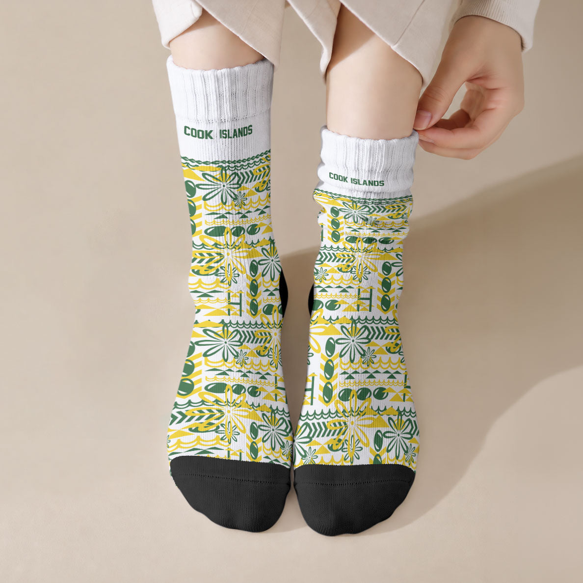 Cook Islands Island Floral Crew Socks White Traditional Kuki's Geometric Pattern LT9 Crew Socks White - Polynesian Pride