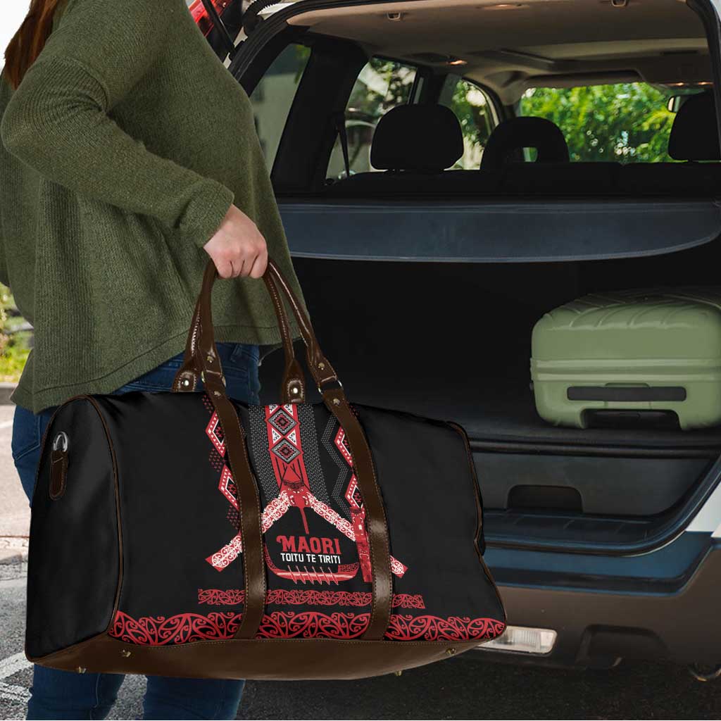 Toitu Te Tiriti Waitangi Travel Bag Black Wharenui House LT9 - Polynesian Pride