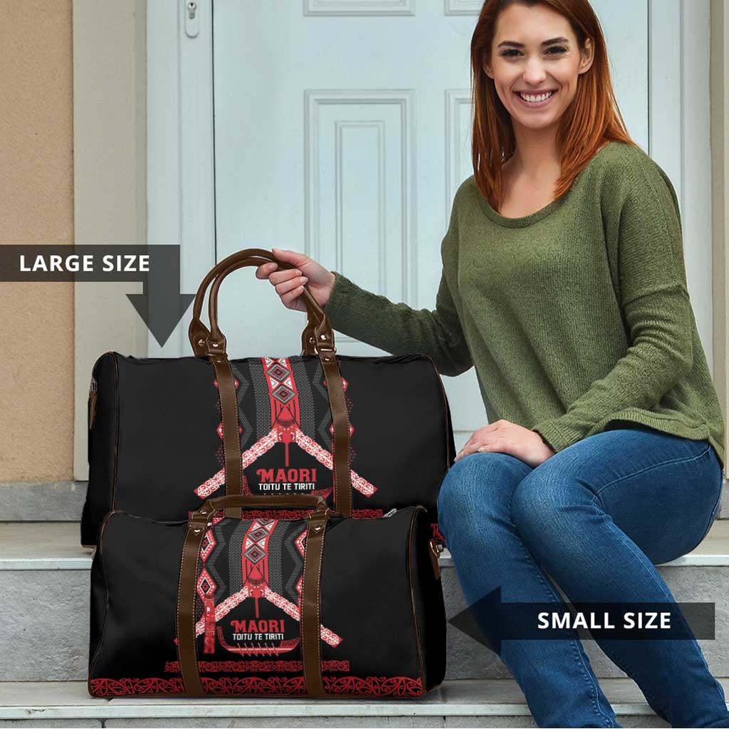 Toitu Te Tiriti Waitangi Travel Bag Black Wharenui House LT9 - Polynesian Pride