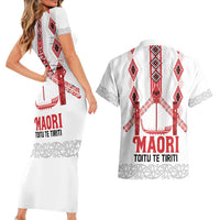 Toitu Te Tiriti Waitangi Couples Matching Short Sleeve Bodycon Dress and Hawaiian Shirt White Wharenui House - Polynesian Pride