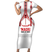 Toitu Te Tiriti Waitangi Short Sleeve Bodycon Dress White Wharenui House LT9 Long Dress white - Polynesian Pride