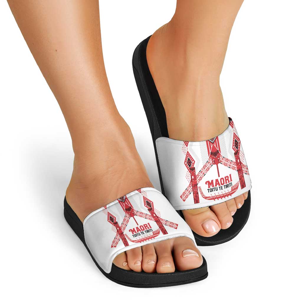Toitu Te Tiriti Waitangi Slide Sandals White Wharenui House - Polynesian Pride