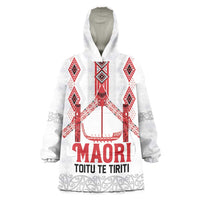 Toitu Te Tiriti Waitangi Wearable Blanket Hoodie White Wharenui House LT9 One Size white - Polynesian Pride