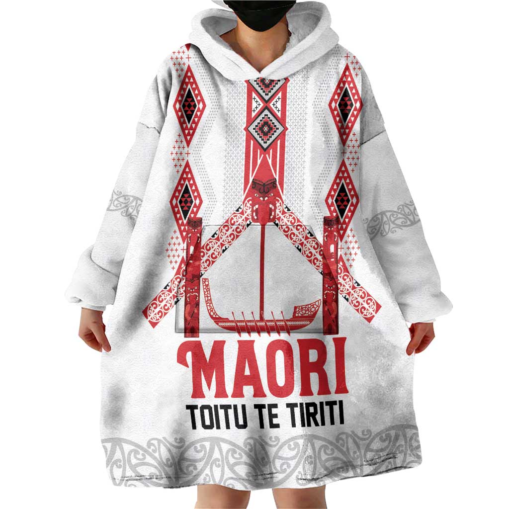 Toitu Te Tiriti Waitangi Wearable Blanket Hoodie White Wharenui House LT9 - Polynesian Pride