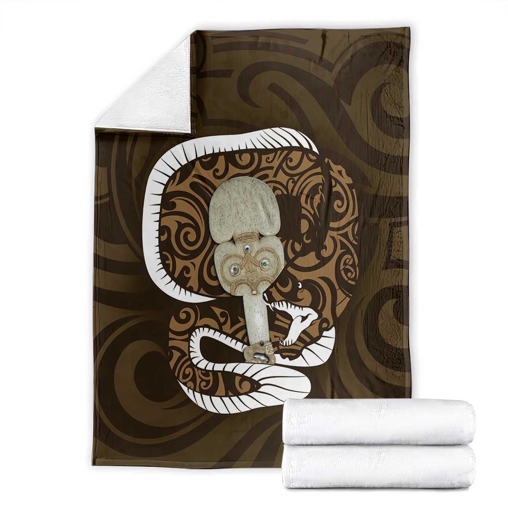 Gold New Zealand Eel Blanket Aotearoa Maori Tuna With Kotiate Weapon
