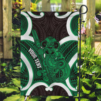 Kakariki Aotearoa Atua Tumatauenga Personalised Garden Flag Maori God Of War Tiki With Taiaha LT14 Garden Flag Green - Polynesian Pride