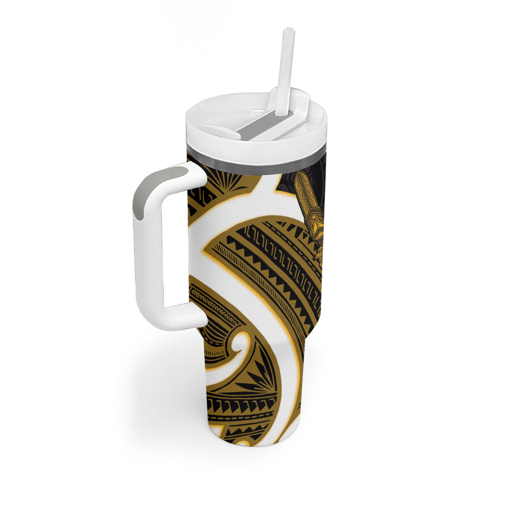 Kowhai Aotearoa Atua Tumatauenga Tumbler With Handle Maori God Of War Tiki With Taiaha LT14 - Polynesian Pride