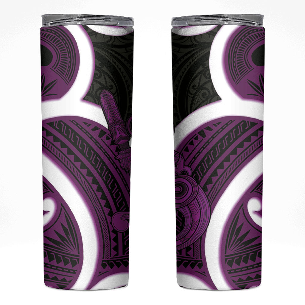 Waiporoporo Aotearoa Atua Tumatauenga Skinny Tumbler Maori God Of War Tiki With Taiaha LT14 Purple - Polynesian Pride