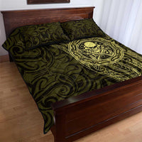 New Zealand Skull Darts Quilt Bed Set Aotearoa Maori Chest Tattoo Stylized Gold - Polynesian Pride