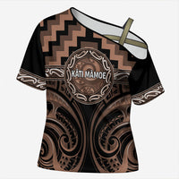 Aotearoa Kati Mamoe Personalised Cross Shoulder Shirt Maori Iwi Poutama Puhoro Tattoo LT14 Female Brown - Polynesian Pride