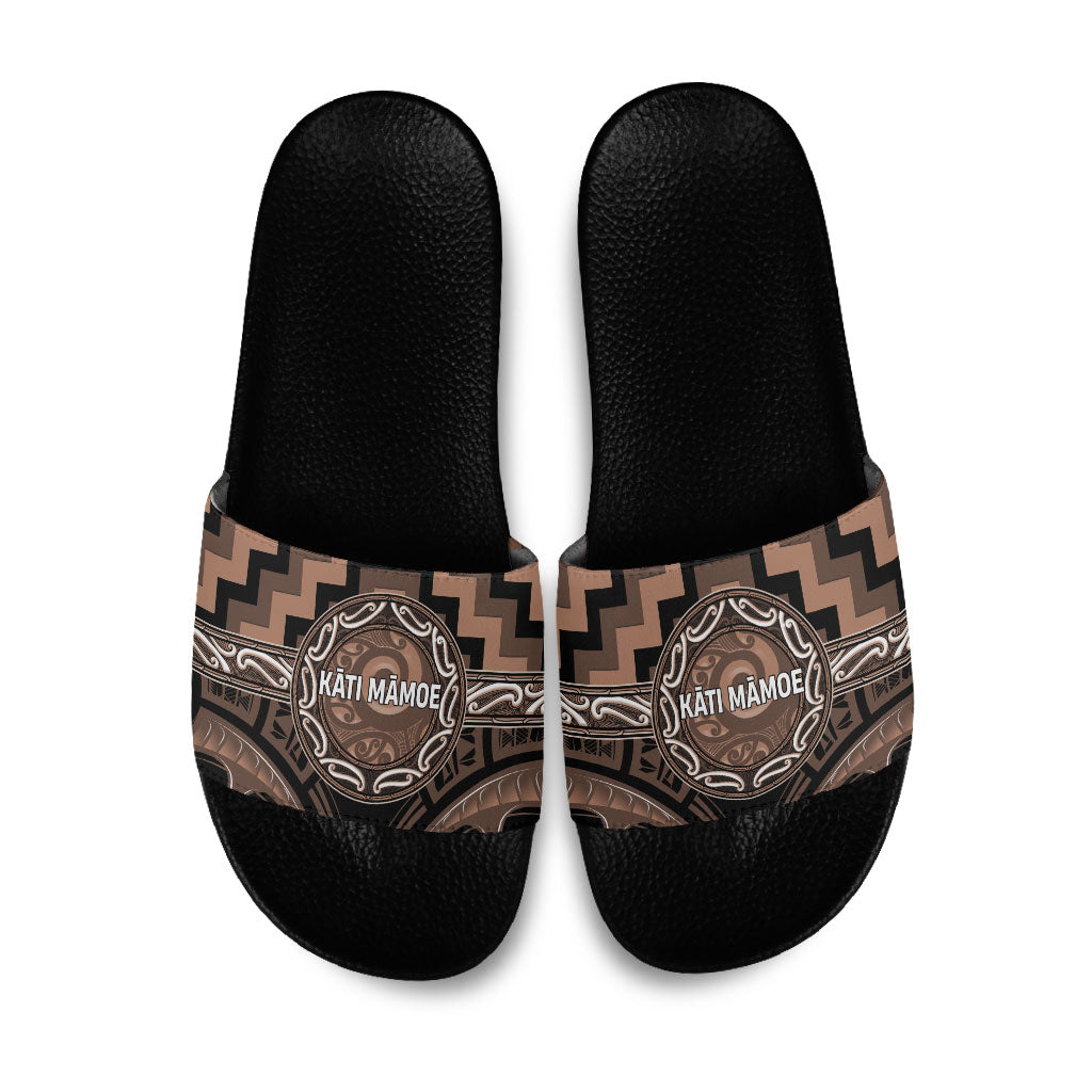 Aotearoa Kati Mamoe Slide Sandals Maori Iwi Poutama Puhoro Tattoo LT14 Brown - Polynesian Pride