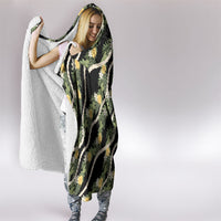 Hawaiian Pikake Maile Lei Hooded Blanket Tiare Hibiscus Kalo Palapalai Leaf Black