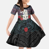 New Zealand Hei Tiki Christmas In July Family Matching Off Shoulder Short Dress and Hawaiian Shirt Pohutukawa Santa Xmas Polynesian Pattern LT22 Daughter's Dress Black - Polynesian Pride