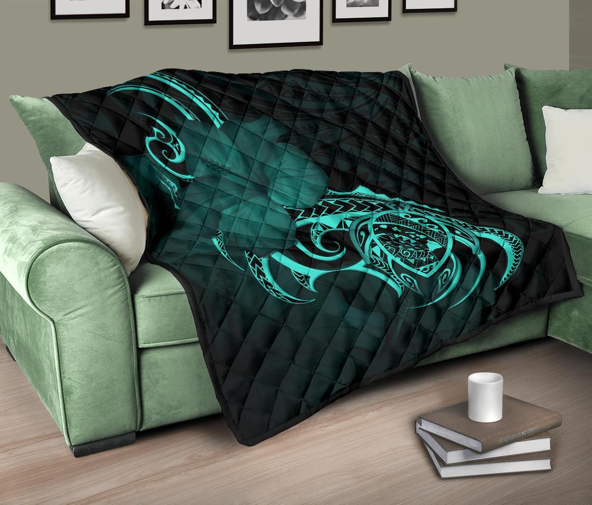 Hawaii Map Turtle Hibiscus Divise Turquoise Polynesian Premium Quilt - Polynesian Pride