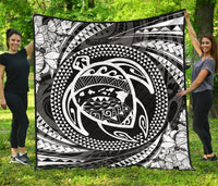Hawaiian Kanaka Honu Hibiscus Tornando White Polynesian Premium Quilt White - Polynesian Pride