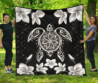 Hawaiian Silver Turtle Plumeria Quilt Black - Polynesian Pride
