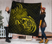 Hawaii Map Turtle Hibiscus Divise Yellow Polynesian Premium Quilt - Polynesian Pride