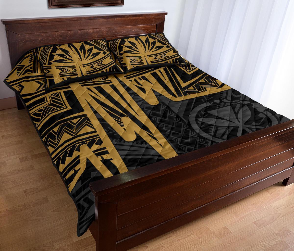 Hawaii Personalised Quilt Bed Set - Kanaka Maoli With Polynesian Pattern In Heartbeat Style (Gold) - Polynesian Pride