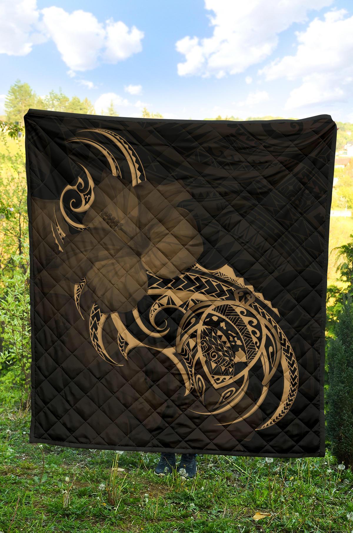 Hawaii Map Turtle Hibiscus Divise Gold Polynesian Premium Quilt - Polynesian Pride