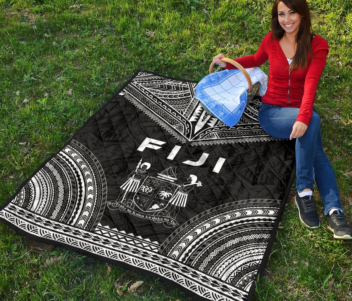 Fiji Premium Quilt - Fiji Coat Of Arms Polynesian Chief Black Version - Polynesian Pride