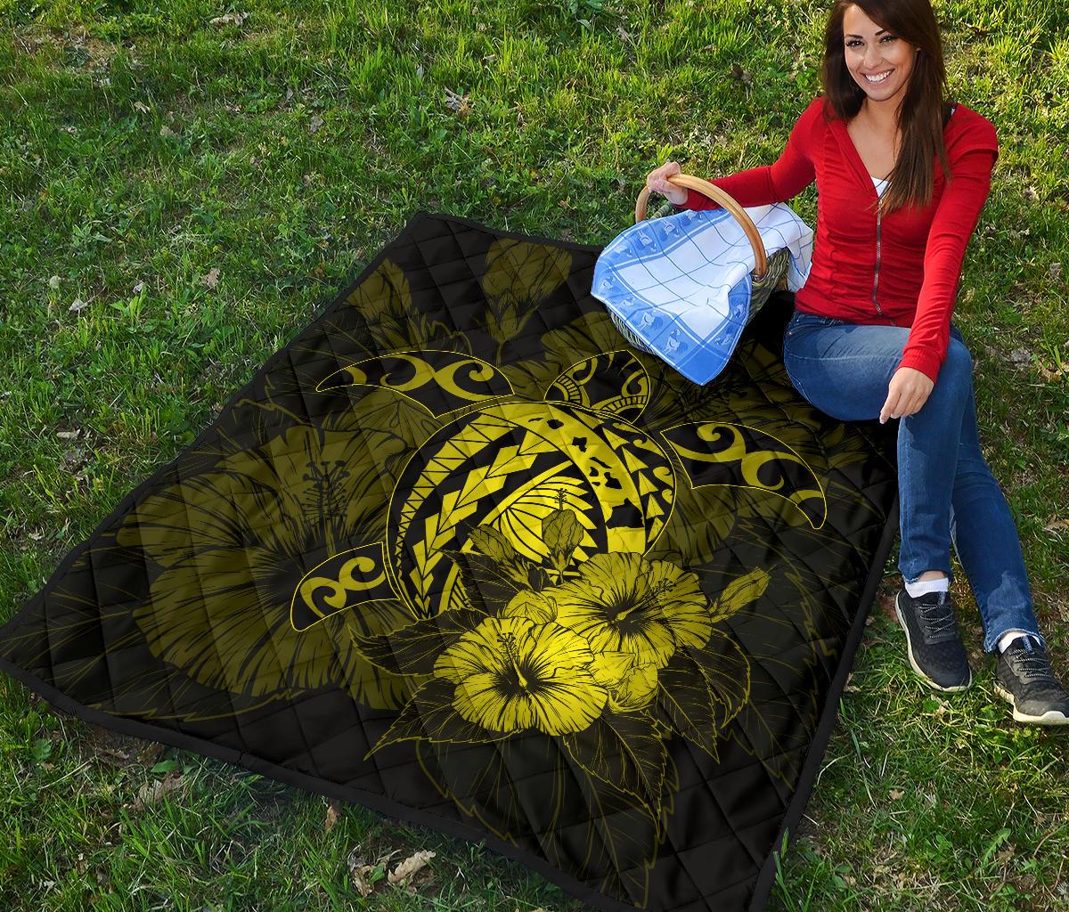 Hawaii Hibiscus Premium Quilt - Harold Turtle - Yellow - Polynesian Pride