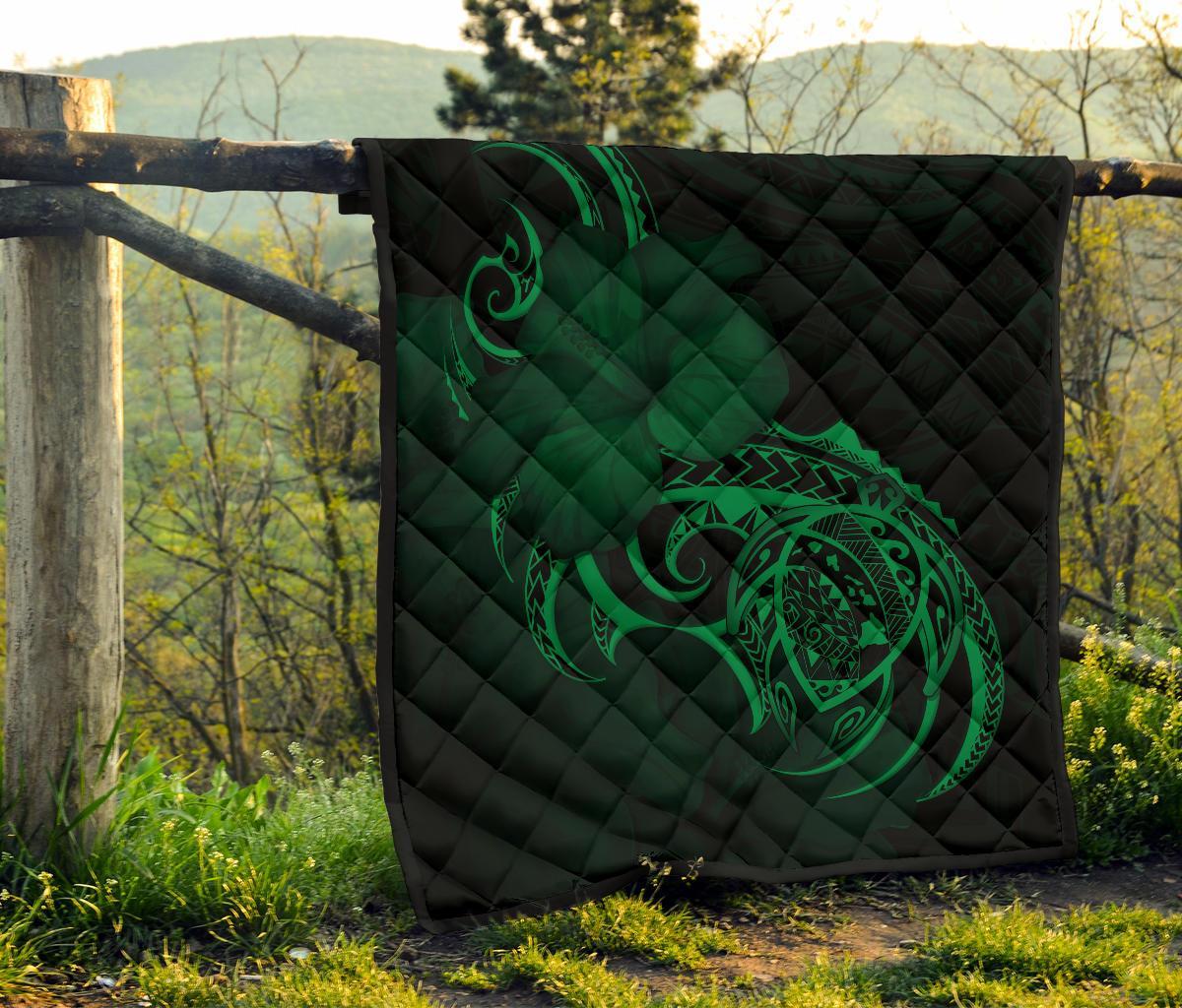 Hawaii Map Turtle Hibiscus Divise Green Polynesian Premium Quilt - Polynesian Pride