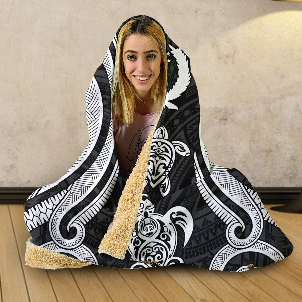 Pohnpei Hooded Blanket - White Tentacle Turtle - Polynesian Pride